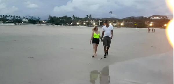  Paty Bumbum encontra gringo dotado e loira na praia e leva para casa do El Toro de Oro para fuder . ( Melissa Alecxander - Clarkes Boutaine )